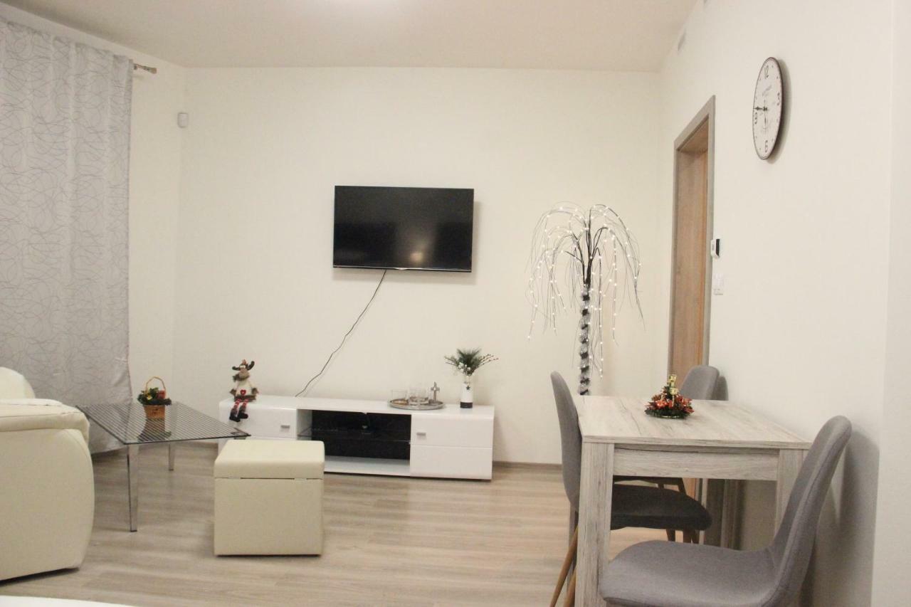 H+ Apartman Letiste Praha Lägenhet Exteriör bild