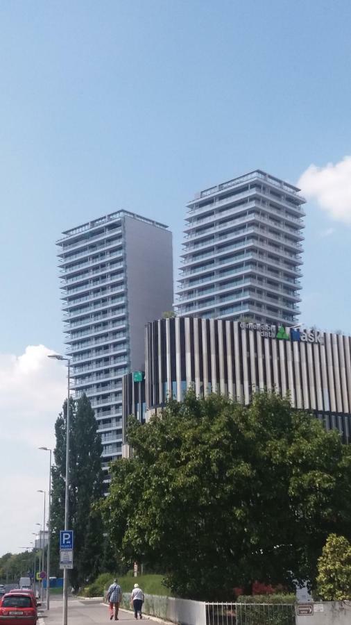 H+ Apartman Letiste Praha Lägenhet Exteriör bild