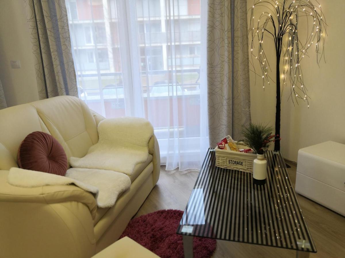 H+ Apartman Letiste Praha Lägenhet Exteriör bild